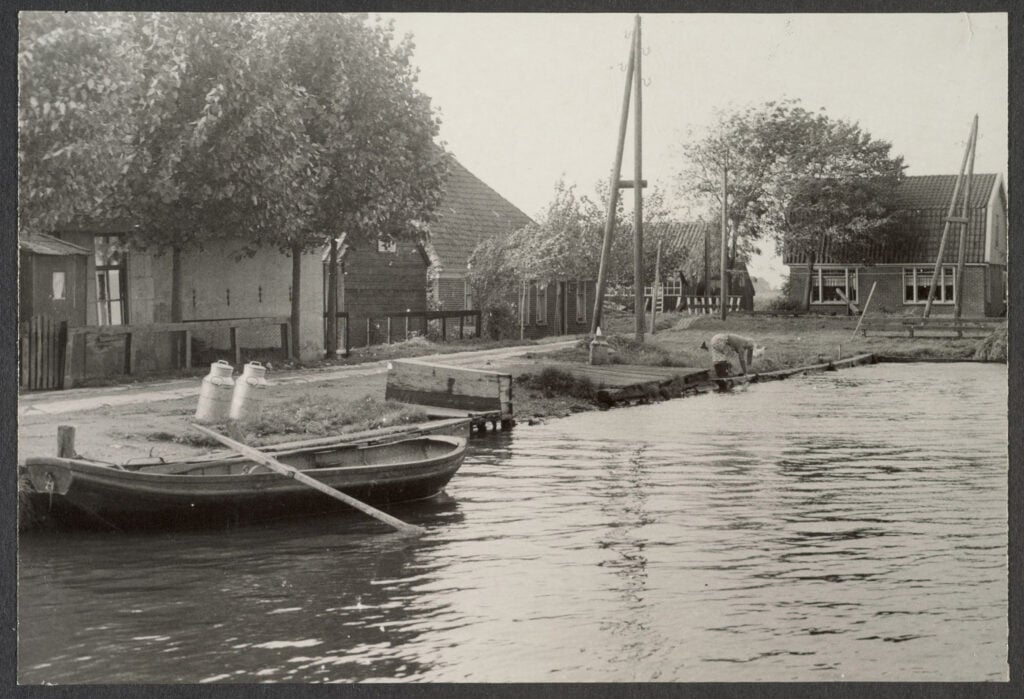 De Woude tegenover Markenbinnen. Foto uit 1965
