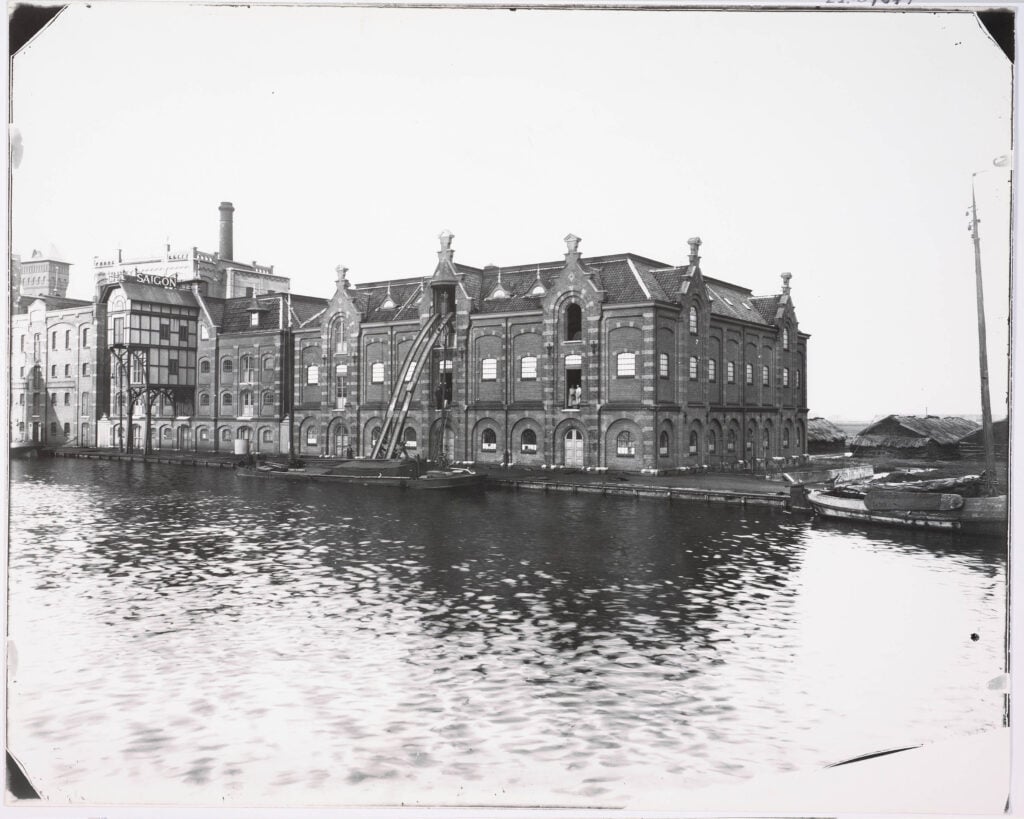 Veerdijk in Wormer.
Rijstpellerij Mercurius en pakhuizen Batavia en Saigon aan de Zaan.