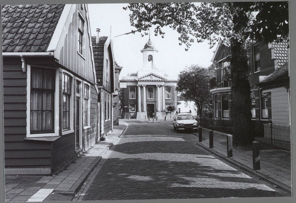 Kerkbuurt in Westzaan.
Op de achtergrond het Regthuys - Raadhuis van Westzaan