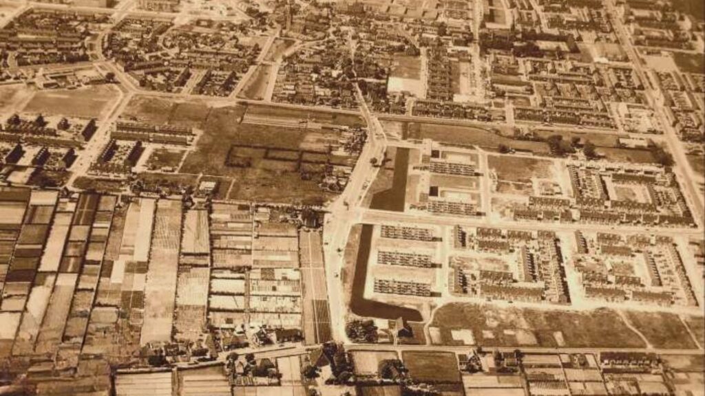 Midden onderin ligt de kruising van de Tolweg (horizontaal), de Gerrit van Assendelftstraat (naar boven) en de Hoflaan.
Links van de Gerrit van Assendelftstraat is nog geen bebouwing op de plaats waar in de jaren 90 de wijk Beijerlust zal worden gebouwd.