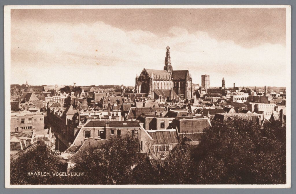 Haarlem Vogelvlucht gezicht op de kerk