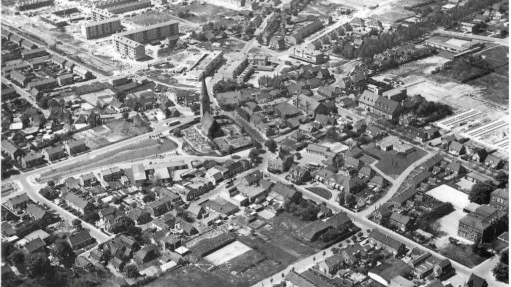 Midden op de foto is het oude dorpshart zichtbaar rechts naast de dorpskerk.
Daaronder het Sint Agnesplantsoen en het Arfa-atelier aan de Maerelaan. Helemaal bovenin de foto zie je de bouwwerkzaamheden aan Kerkbeek langs de Ruijsdealstraat.