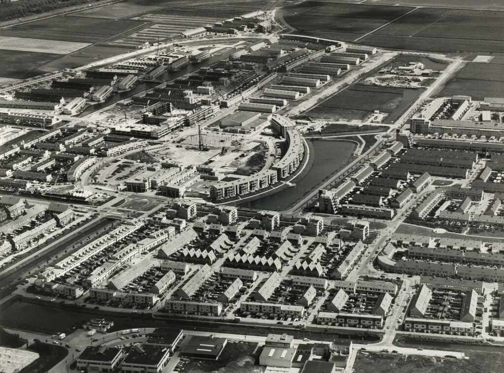 Luchtfoto van Velserbroek in 1993