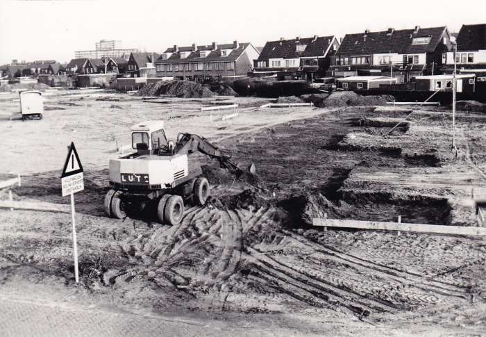 	Grondwerkzaamheden voor plan Westertuinen met zicht op de achterkant van de huizen aan de Kuikensweg 