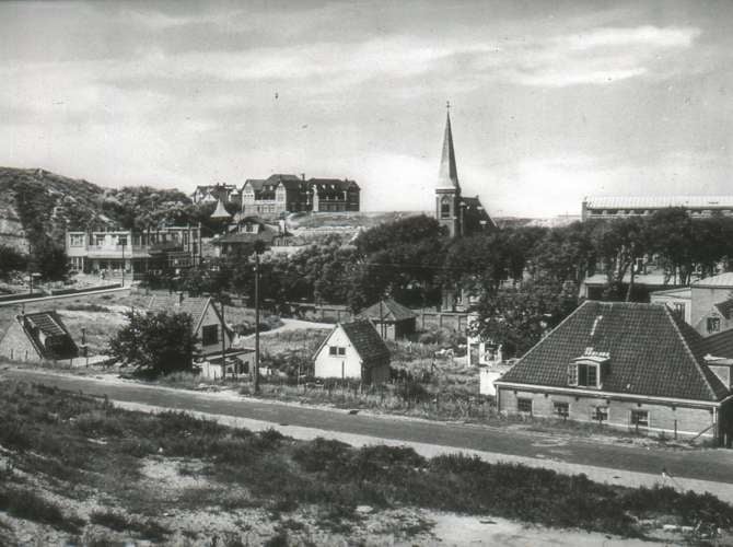 Wijk aan Zee; panorama boven op het duin, Westerduin met Marezathe en Lioba