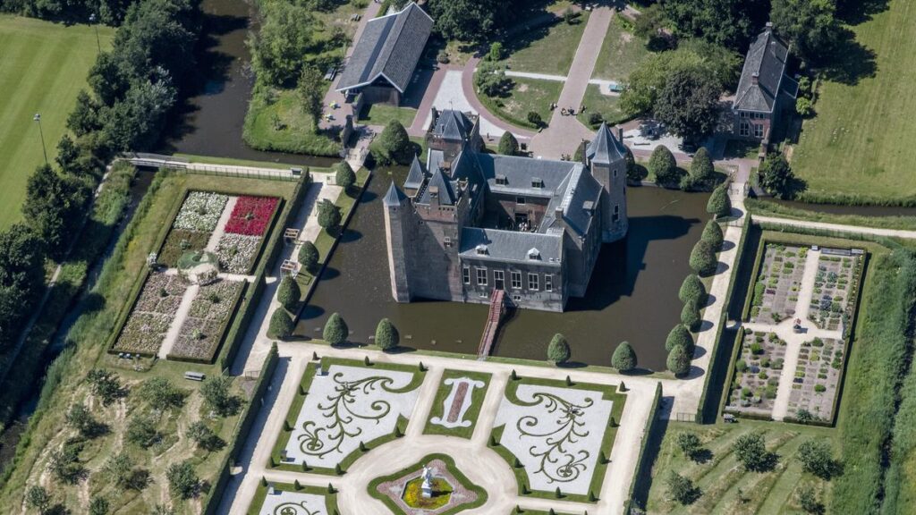 Luchtfoto kasteel Assumburg Heemskerk.