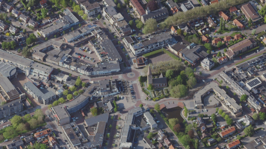 Luchtfoto centrum Heemskerk met op de achtergrond Kerkbeek
