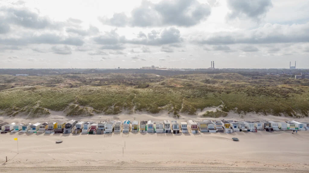 Het strand van Wijk aan Zee met de duinen